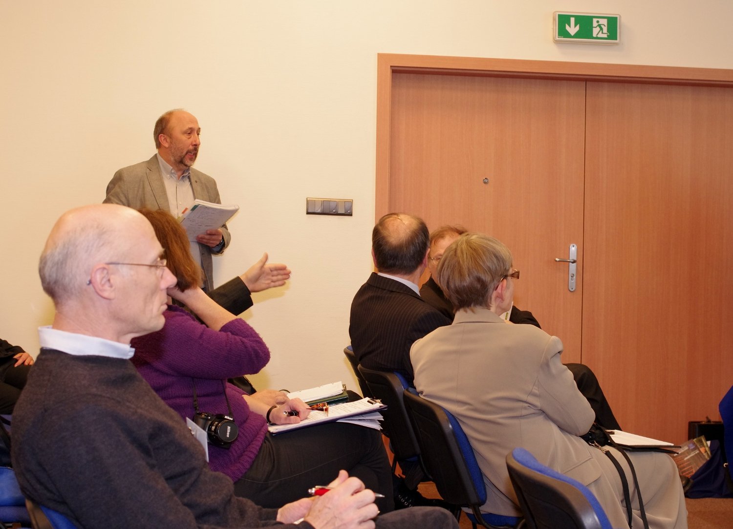 renexpo2012zdj3 Głos zabiera prezes Towarzystwa Rozwoju Małych Elektrowni Wodnych, kol. Kuba Puchowski. Na pierwszym planie nasz gość z USA, dr inż. Juliusz Kirejczyk.
